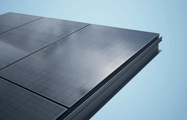 A carport felszerelhető Luxor bifaciális fotovoltaikus panelekkel a kiváló zöld energiatermelésért